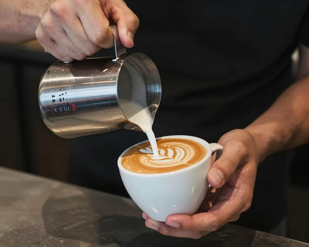 Barista desenhando no leite de um café